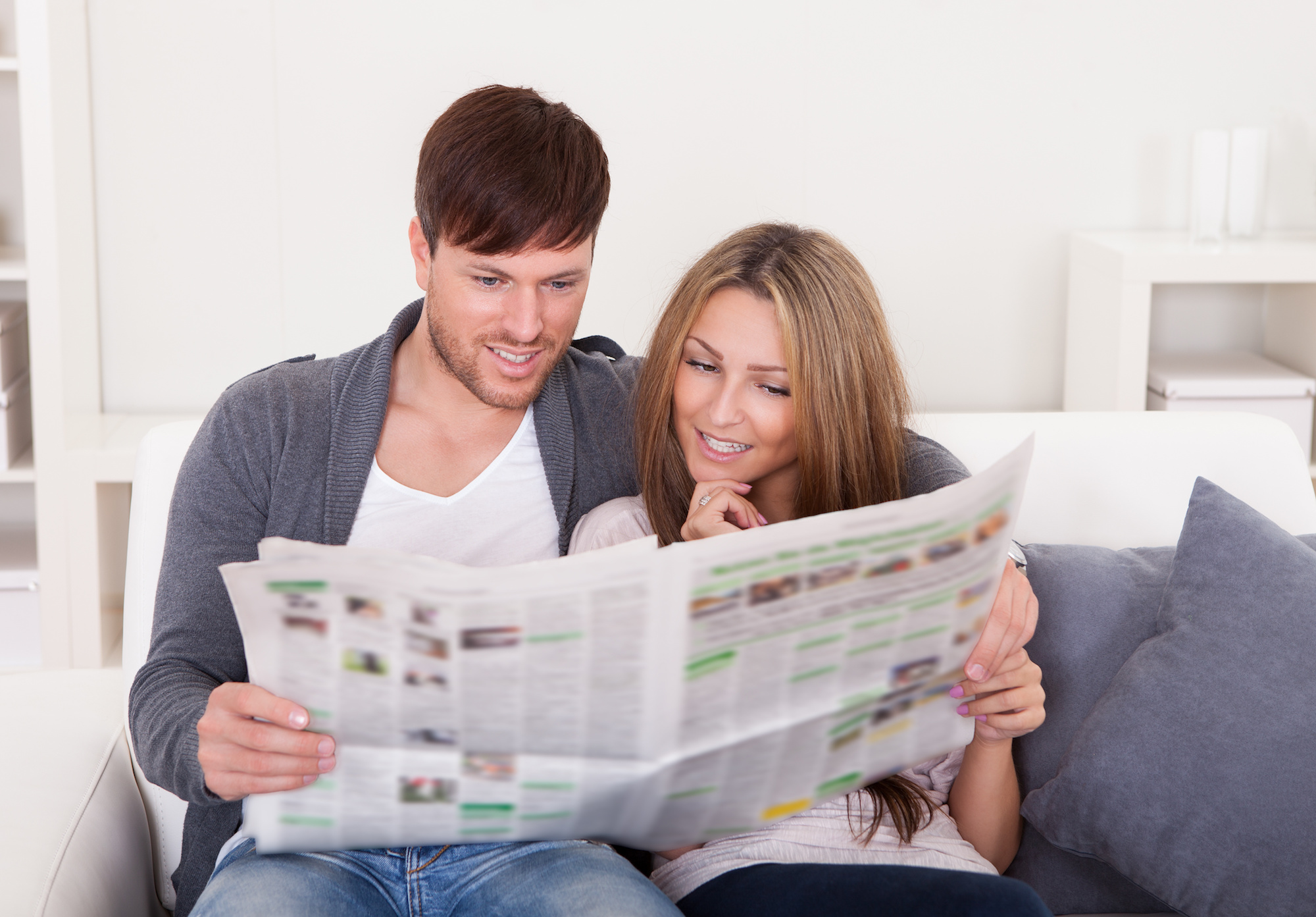 turn your wedding newspaper into a unique invitation - Happiedays