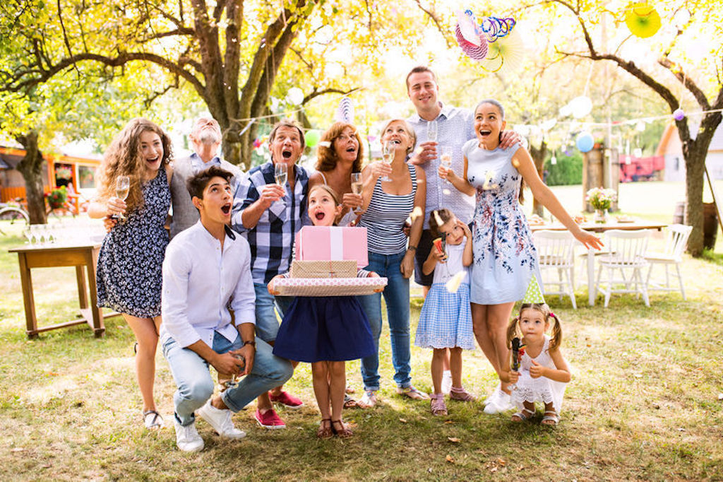 A homemade newspaper is an original party favor for a First Communion - Happiedays